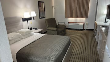 Studio, 1 Queen Bed, Non Smoking, Kitchenette | Desk, laptop workspace, iron/ironing board, free WiFi