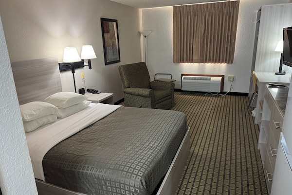 Studio, 1 Queen Bed, Non Smoking, Kitchenette | Desk, laptop workspace, iron/ironing board, WiFi (free)