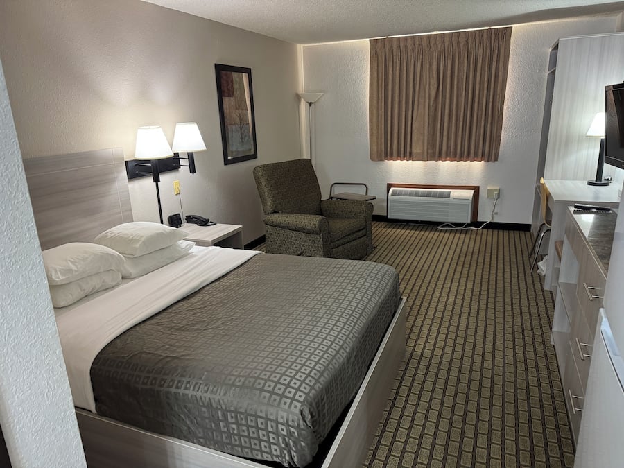 Studio, 1 Queen Bed, Non Smoking, Kitchenette | Desk, laptop workspace, iron/ironing board, free WiFi