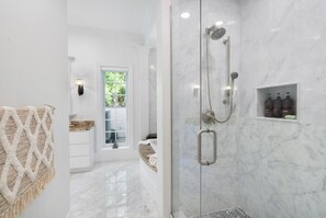 Hair dryer, towels, soap, shampoo - Elegant Canal-Front Villa in Leeward near Grace Bay (Providenciales)