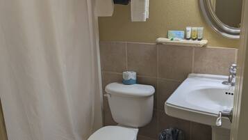 Habitación doble | Baño | Artículos de higiene personal gratuitos, secador de pelo y toallas