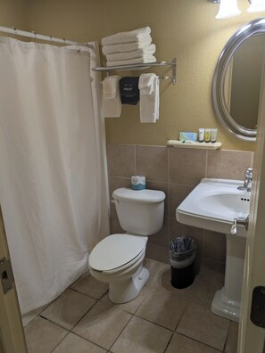 Double Room | Bathroom | Free toiletries, hair dryer, towels, soap - Saint George Hotel (Weston)