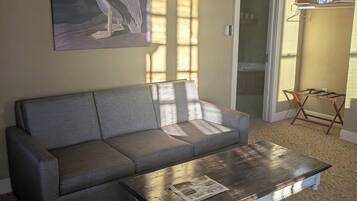 Suite estudio, vistas a la ciudad | Zona de estar