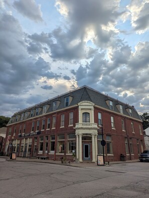 Un bâtiment historique doté d’une entrée imposante, de nombreuses fenêtres et d’une enseigne indiquant : « The Saint George ».