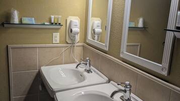 Suite | Baño | Artículos de higiene personal gratuitos, secador de pelo y toallas