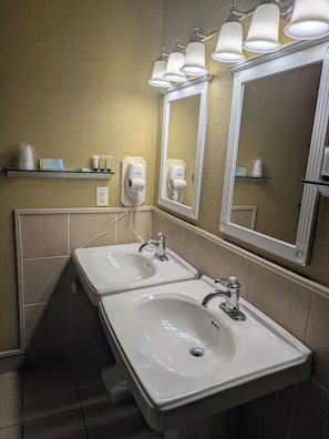 Suite | Baño | Artículos de higiene personal gratuitos, secador de pelo y toallas