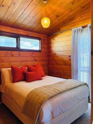 2 bedrooms, WiFi, bed sheets - Beach Front, Views Rustic & Comfortable (Tairua)