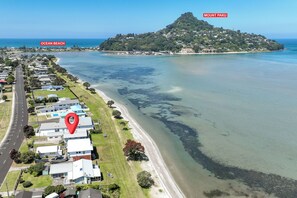 Beach - Beach Front, Views Rustic & Comfortable (Tairua)