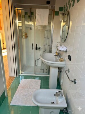 Deluxe Apartment, City View | Bathroom - Marconi Deluxe - Penthouse by the Sea (Lido di Jesolo)