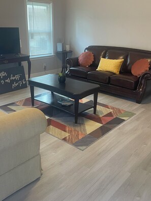 TV - Addie’s Place- Rooms to Relax in This 4-Bedroom home located in York, Al (York)