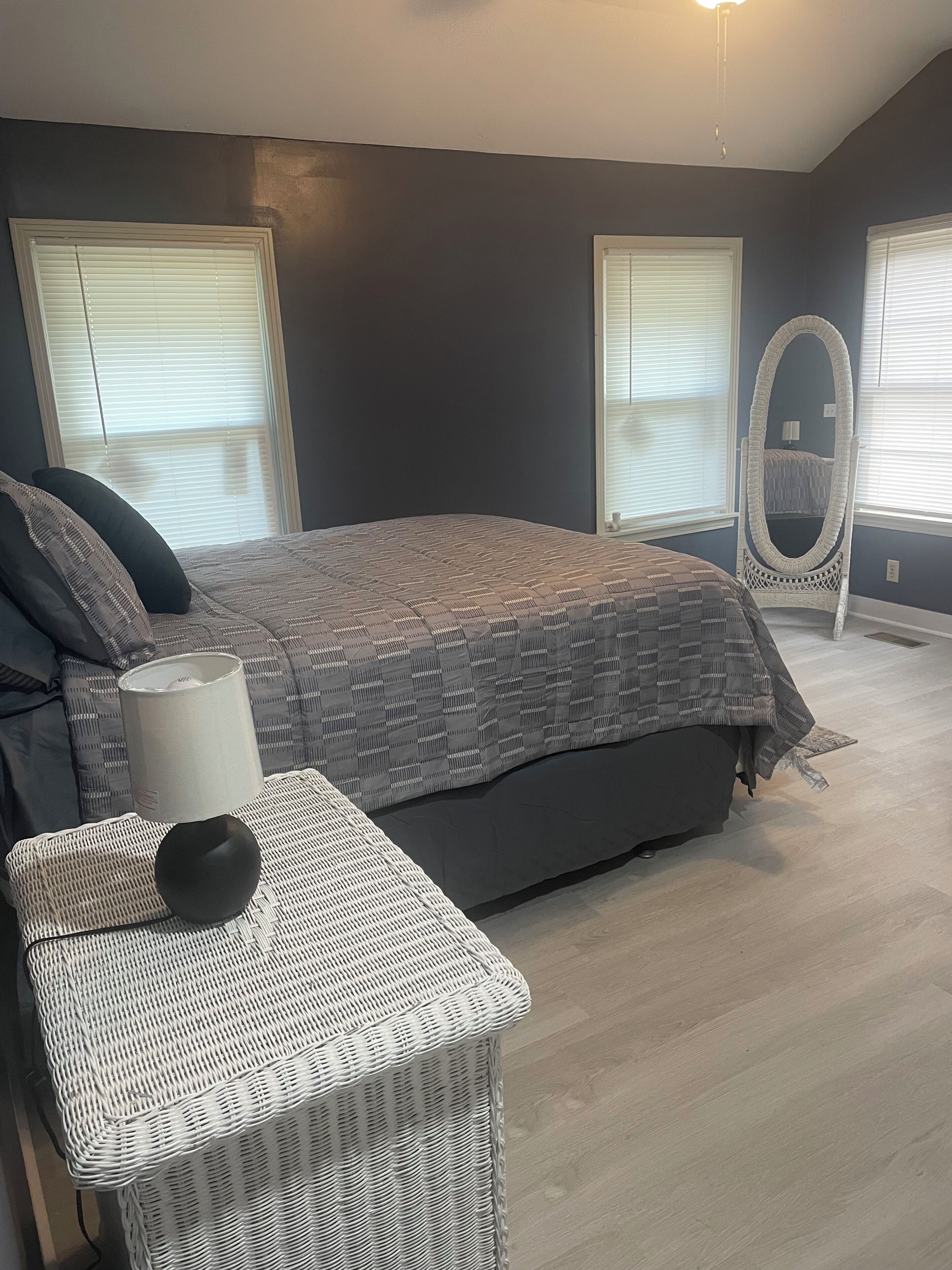 4 bedrooms, iron/ironing board, WiFi, bed sheets