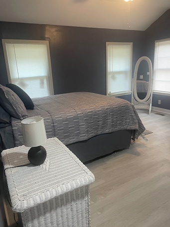 4 bedrooms, iron/ironing board, free WiFi, bed sheets. Addie’s Place- Rooms to Relax in This 4-Bedroom home located in York, Al
