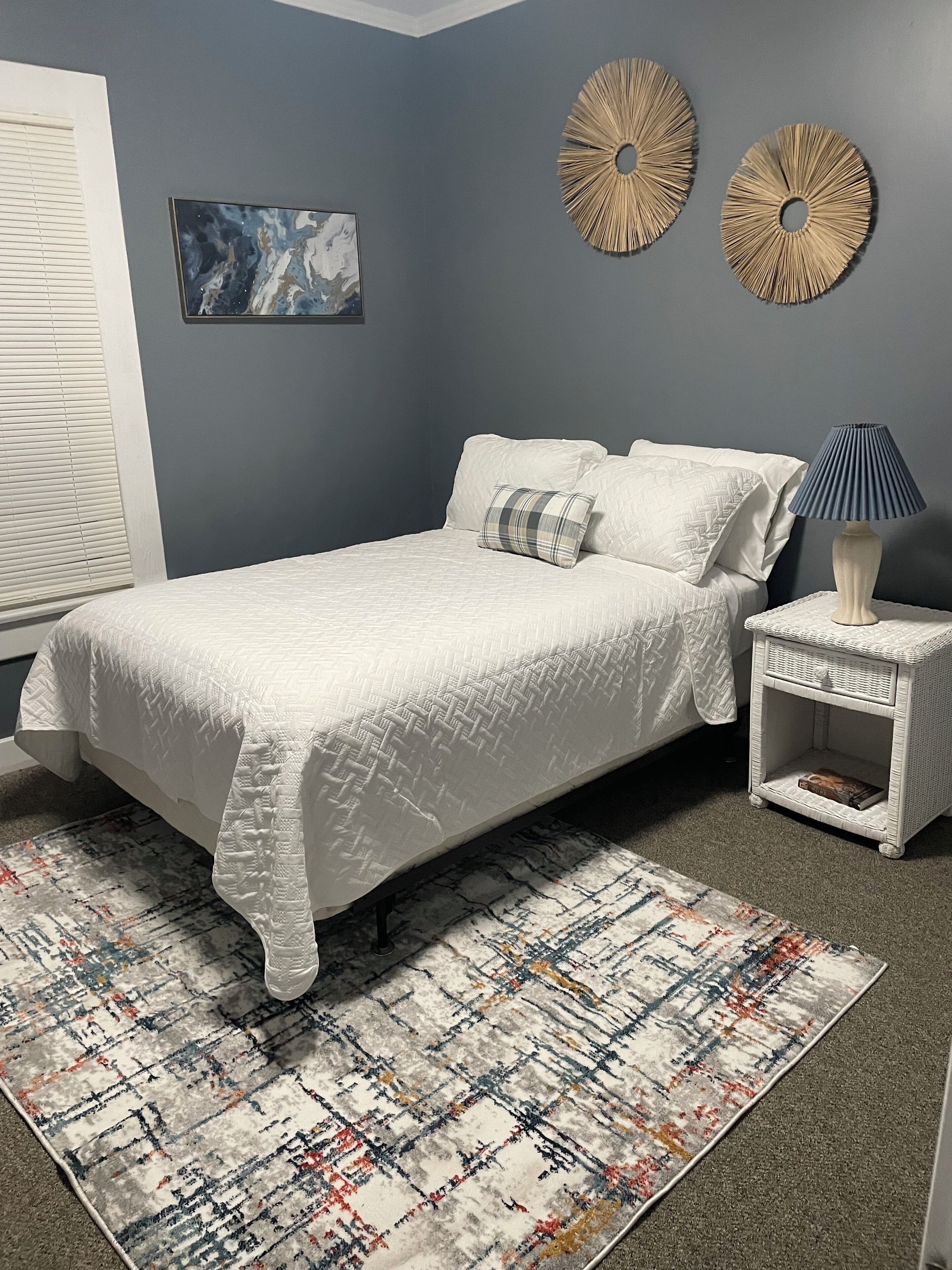 4 bedrooms, iron/ironing board, WiFi, bed sheets