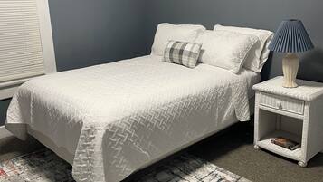 4 bedrooms, iron/ironing board, WiFi, bed sheets