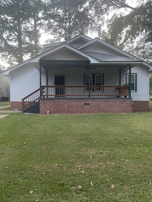 Exterior - Addie’s Place- Rooms to Relax in This 4-Bedroom home located in York, Al (York)