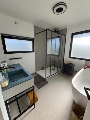 Shower, hair dryer, towels - Large vacation home 10 minutes' walk from the beach (SAINT MALO)