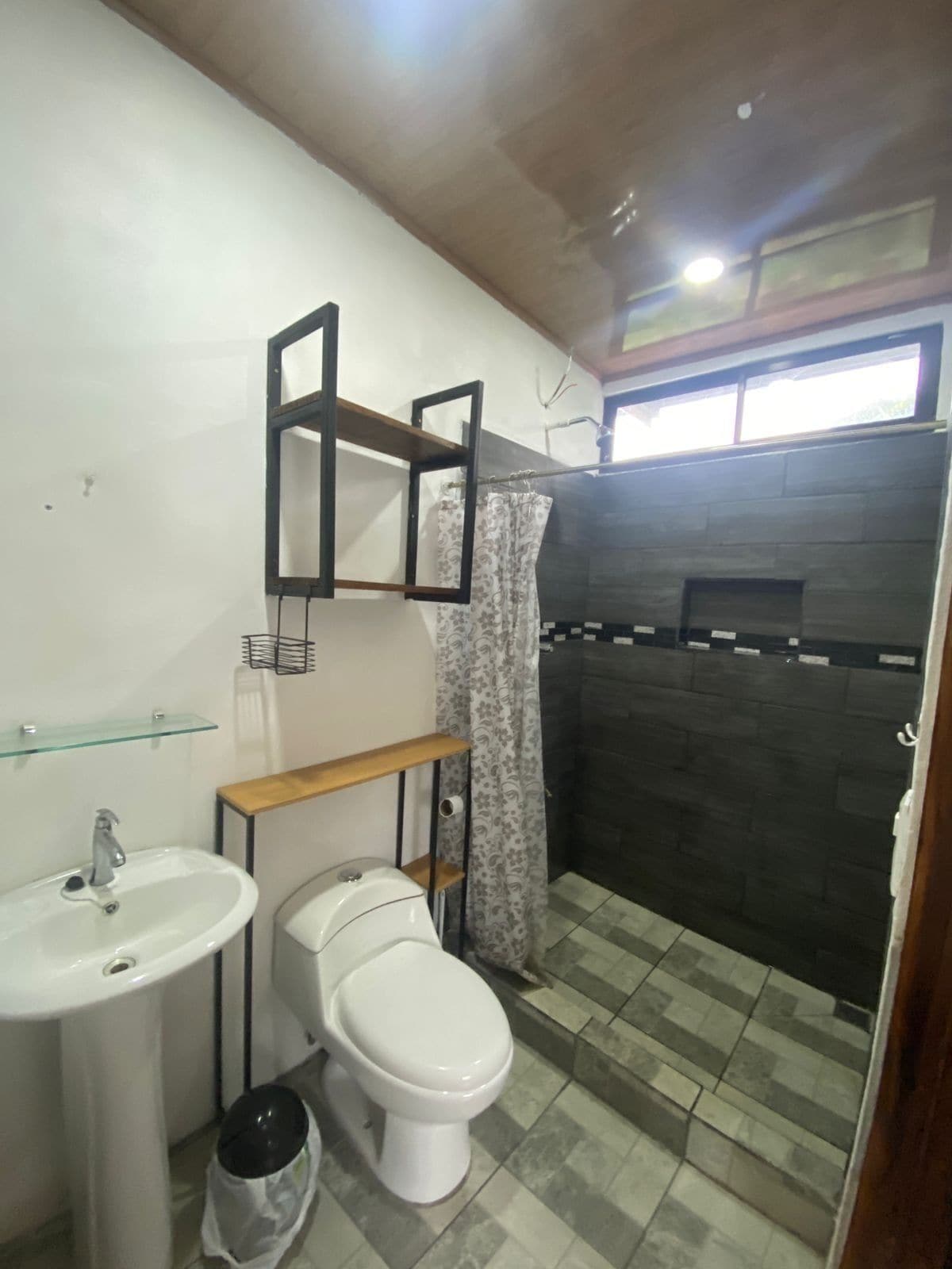 タオル、石鹸、トイレットペーパー