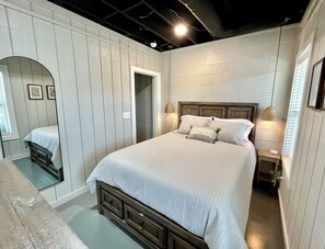 3 habitaciones, escritorio y tabla de planchar con plancha 