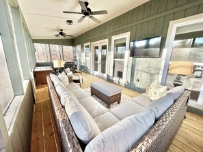 Smart TV, books - Emberlight Cove: Cozy Lakefront Retreat w/Firepit & Outdoor Movies 10min-Cullman (Cullman)