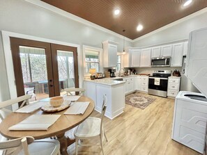 Fridge, microwave, oven, stovetop - Emberlight Cove: Cozy Lakefront Retreat w/Firepit & Outdoor Movies 10min-Cullman (Cullman)