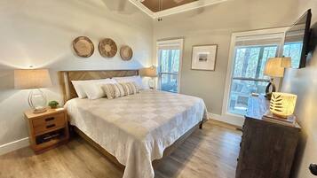 3 habitaciones, escritorio y tabla de planchar con plancha