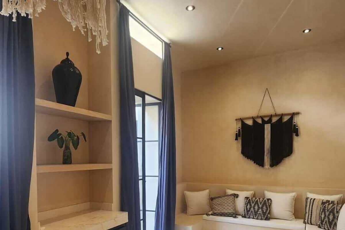 Deluxe-Suite | Wohnbereich | Fernseher