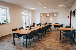 Daily cooked-to-order breakfast (CZK 250 per person)