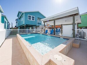 Outdoor pool - Discounted Golf Cart & POOL! Pets, Boat Parking & Fenced Yard. Walk to BEACH! (Port Aransas)