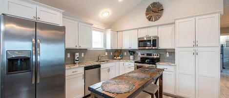 Kjøleskap, mikrobølgeovn, ovn og kokeplater