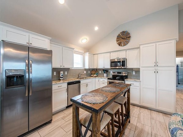 Fridge, microwave, oven, stovetop - Discounted Golf Cart & POOL! Pets, Boat Parking & Fenced Yard. Walk to BEACH! (Port Aransas)