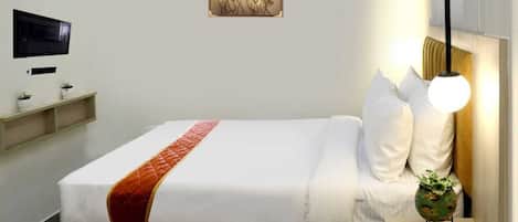 Habitación doble estándar, vista a la ciudad | Caja de seguridad en la habitación y escritorio