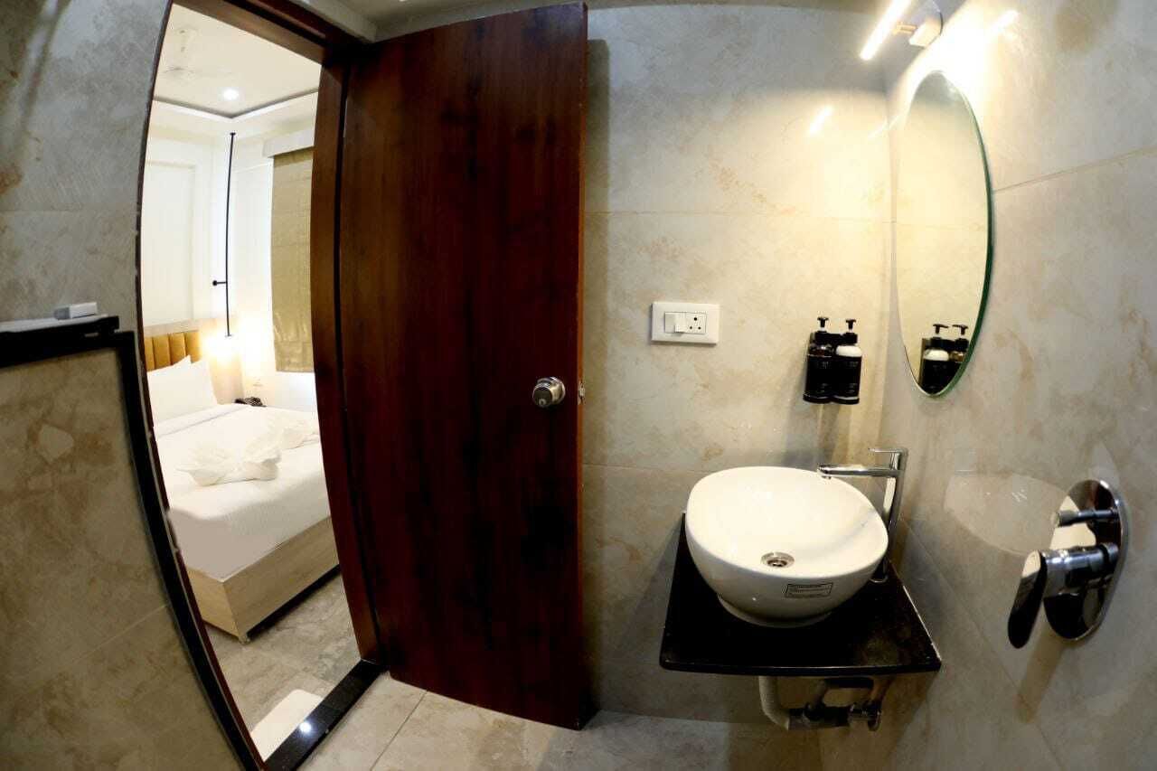 Standard Double Room, City View | Bathroom | Free toiletries, hair dryer, towels, soap