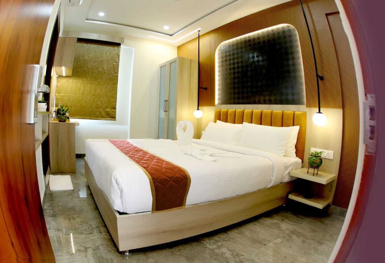 Superior Double Room, City View | In-room safe, desk, laptop workspace, blackout curtains