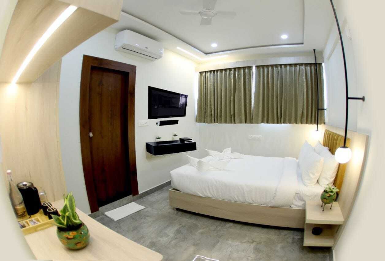 Kamar Double Deluks, pemandangan kota | Brankas, meja kerja, ruang kerja ramah laptop, dan tirai kedap cahaya