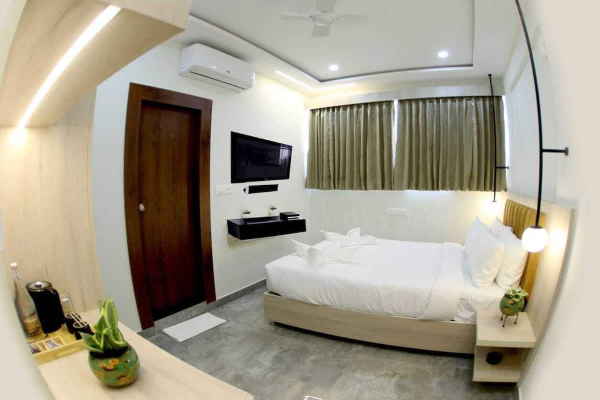 Kamar Double Deluks, pemandangan kota | Brankas, meja kerja, ruang kerja ramah laptop, dan tirai kedap cahaya