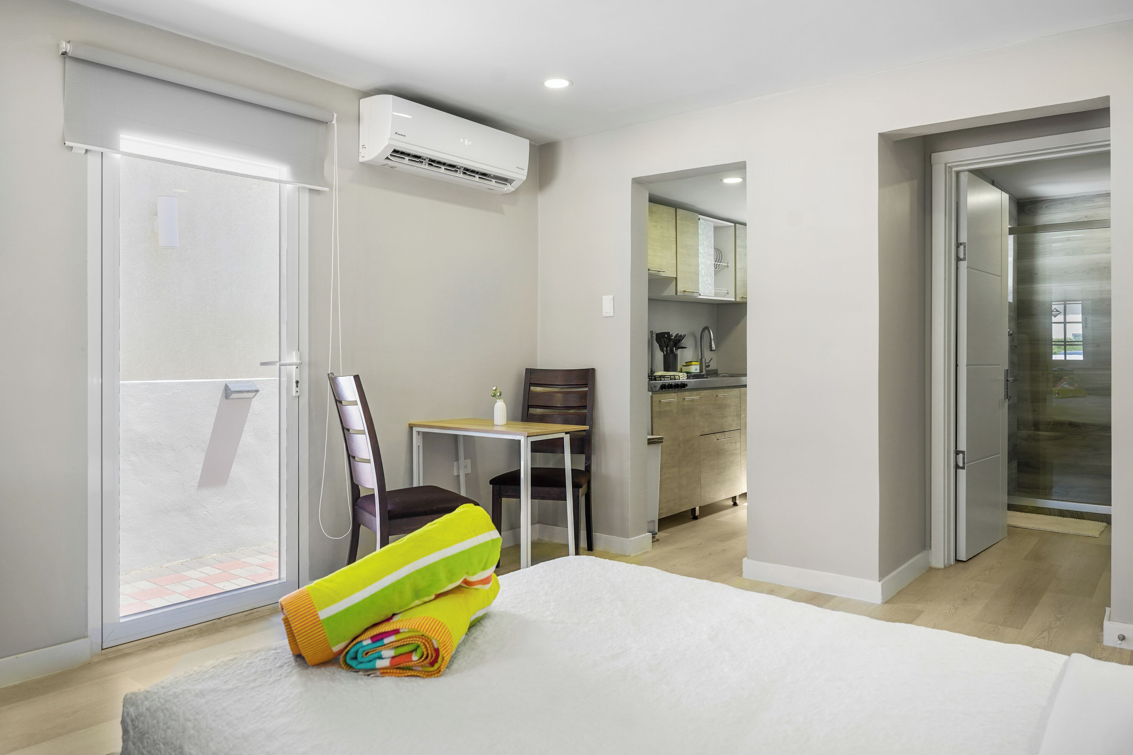 1 habitación, tabla de planchar con plancha y cuna de viaje 
