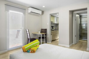 1 quarto, ferros/tábuas de passar roupa, berço de viagem