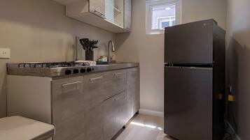 Kühlschrank, Herdplatte, Wasserkocher mit Kaffee-/Teezubehör, Gewürze