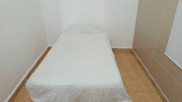 2 bedrooms, internet, bed sheets