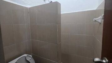 Serviettes fournies, savon, papier toilette
