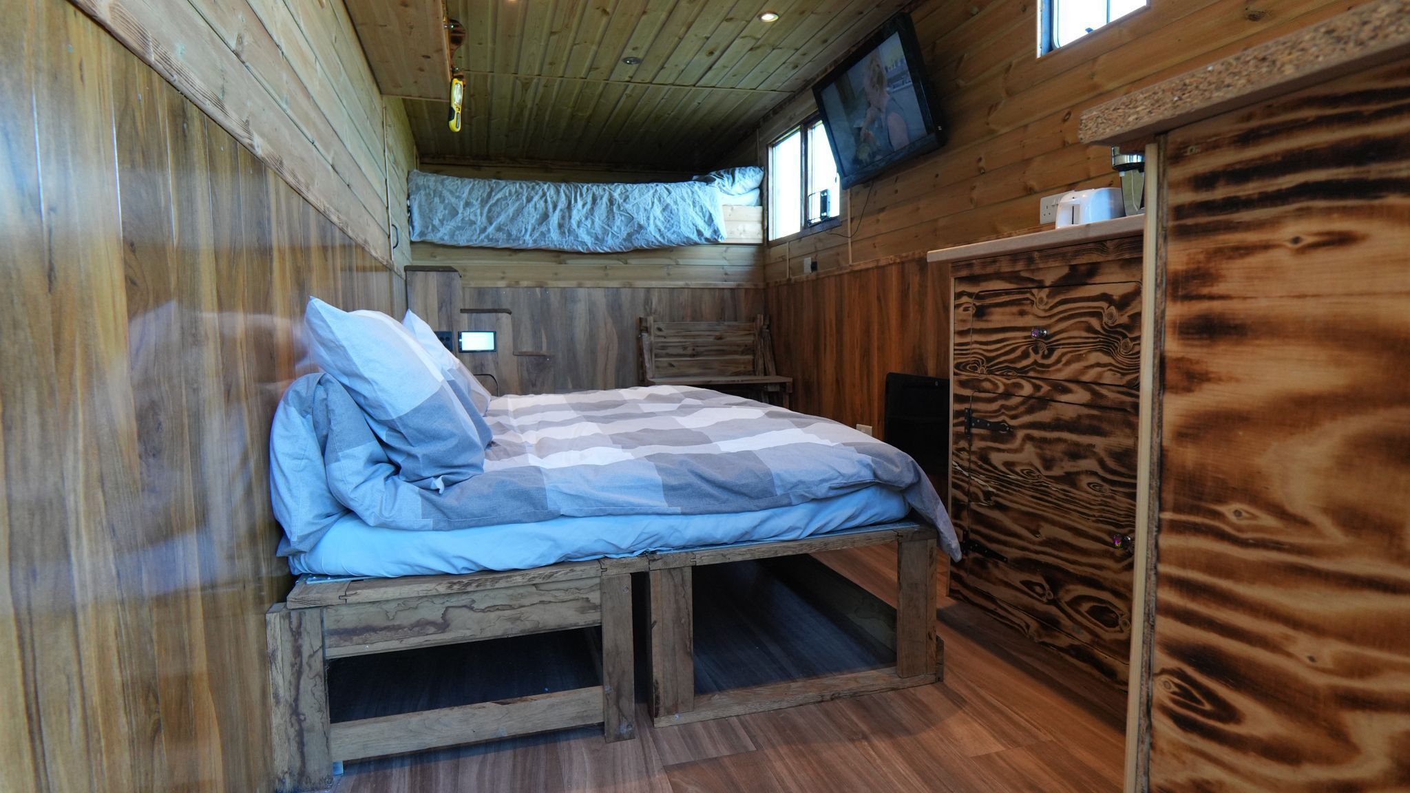 2 bedrooms, internet, bed sheets