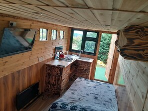 2 bedrooms, bed sheets - Goldilocks Heaven

A Horsebox conversion in the heart of the Sussex countryside (Pulborough)