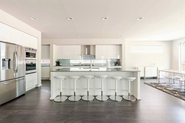 Private kitchen - Stunning Golf-Side Retreat in Elite Locale (Port Orchard)