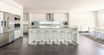 Stunning Golf-Side Retreat in Elite Locale