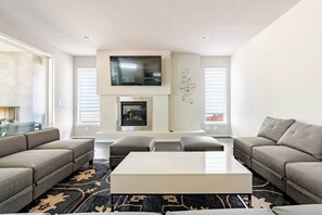 Living area - Stunning Golf-Side Retreat in Elite Locale (Port Orchard)