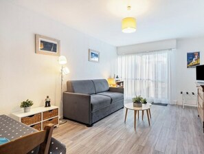 TV, lettore DVD, libri