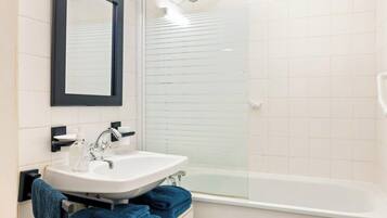 Secador de pelo, toallas, jabón y champú