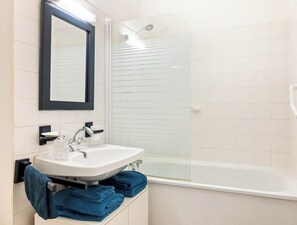 Asciugacapelli, asciugamani, sapone, shampoo