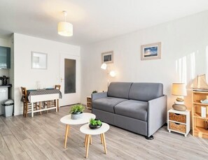 TV, lettore DVD, libri