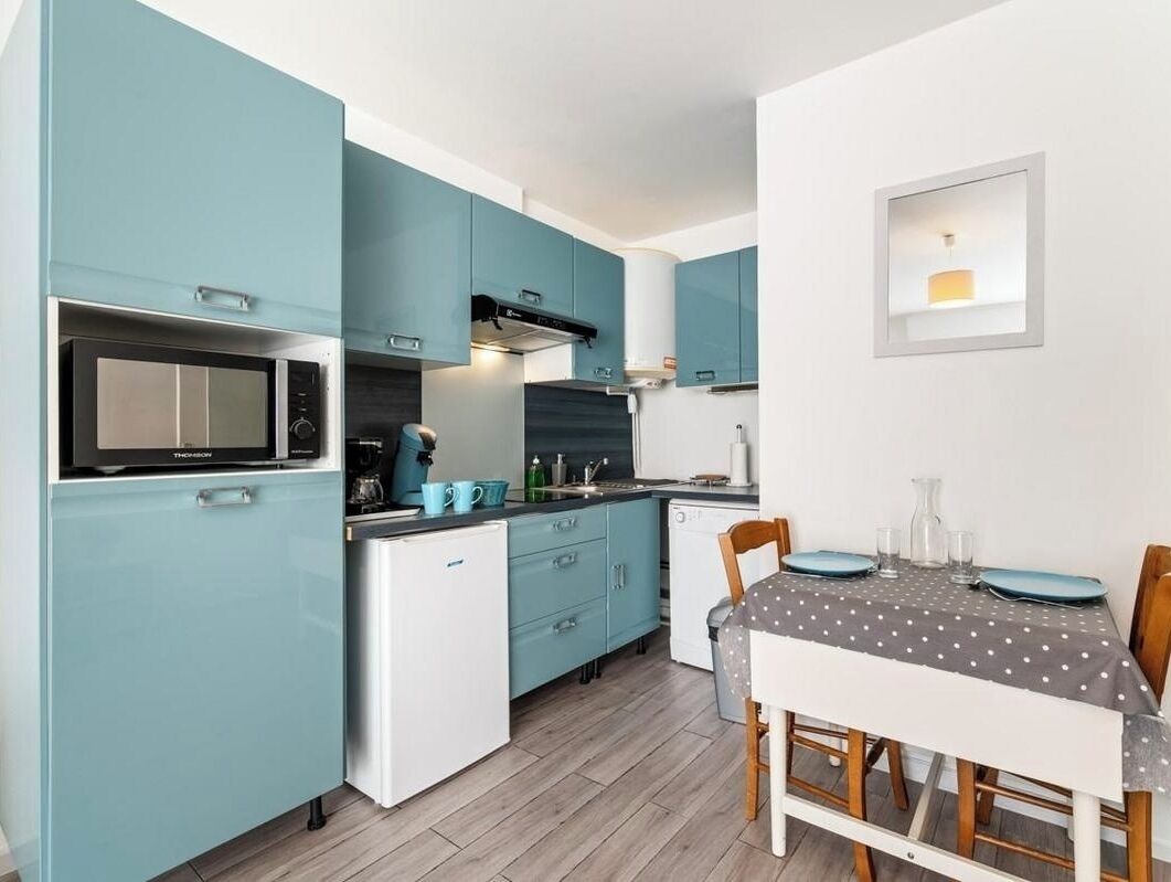 Frigorífico, microondas, horno y placa de cocina